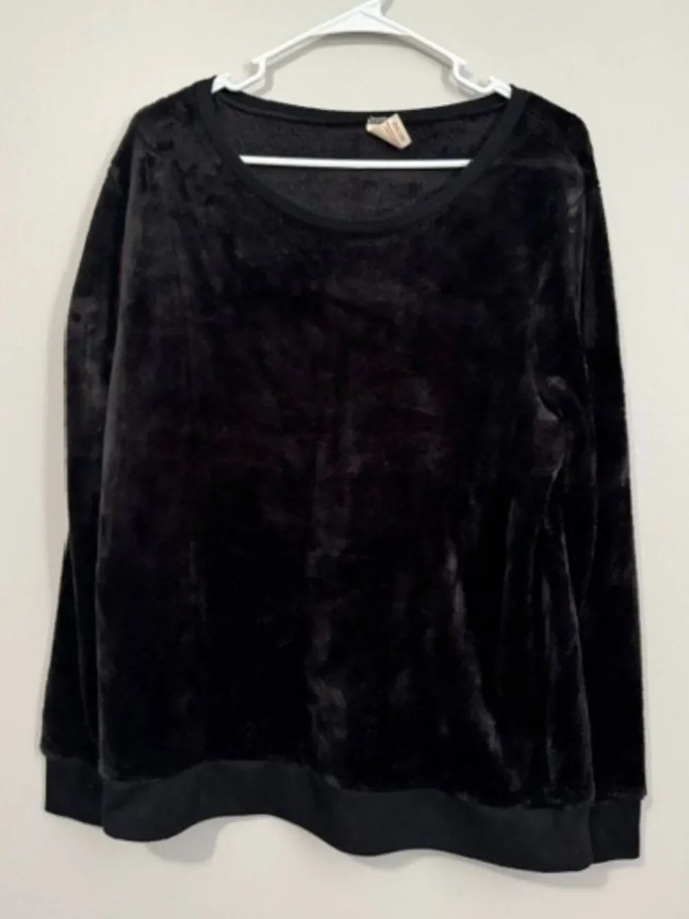 Woman's Faded Glory Fuzzy Long Sleeve Sweatshirt Color Black Size XL(16-18)